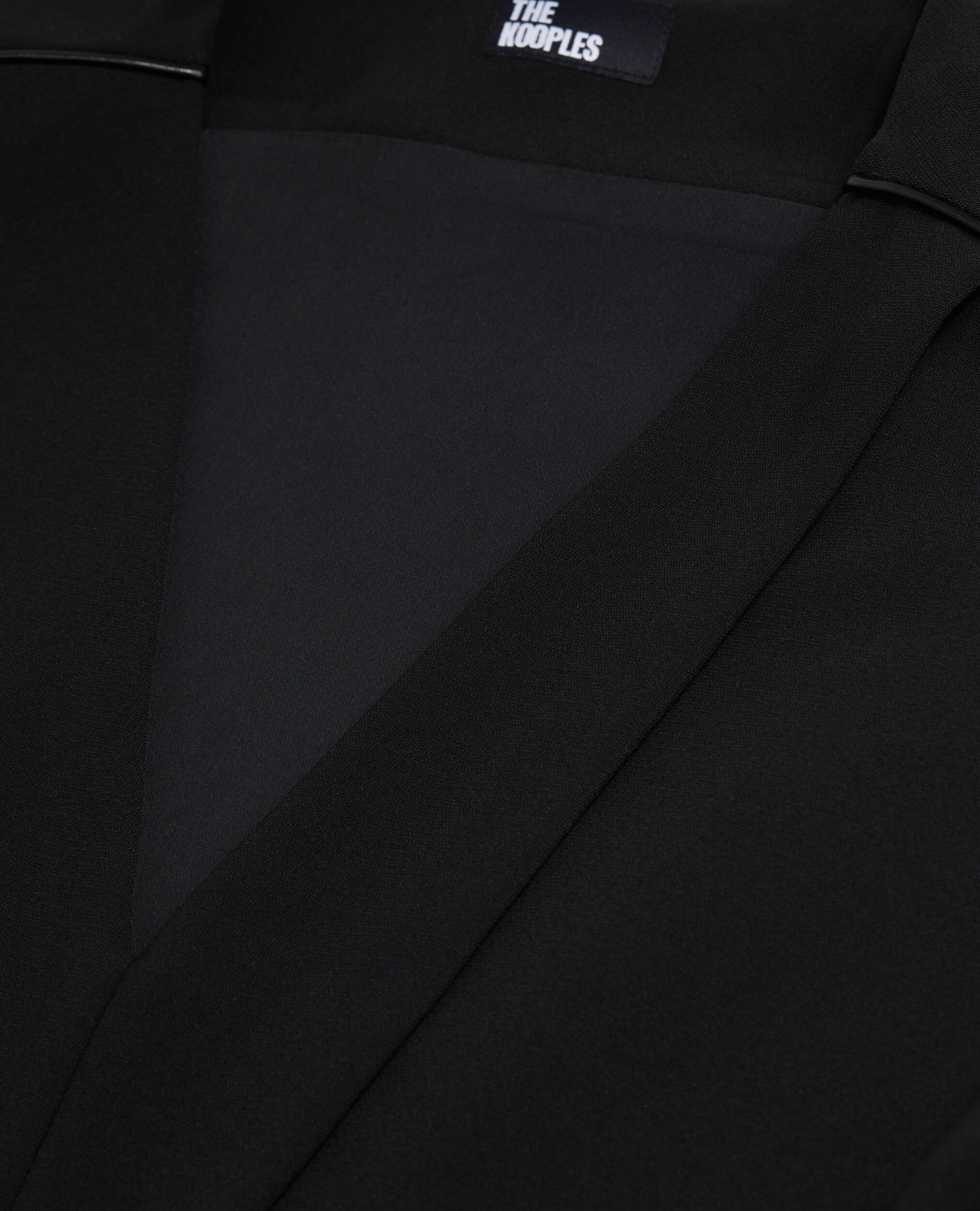 Robe courte noire en crêpe