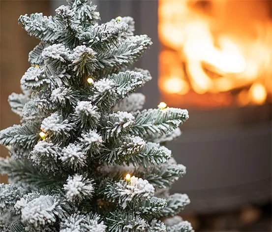 Evergreen LED-Weihnachtsbaum mit geflochtenem Übertopf, ca. 90 cm