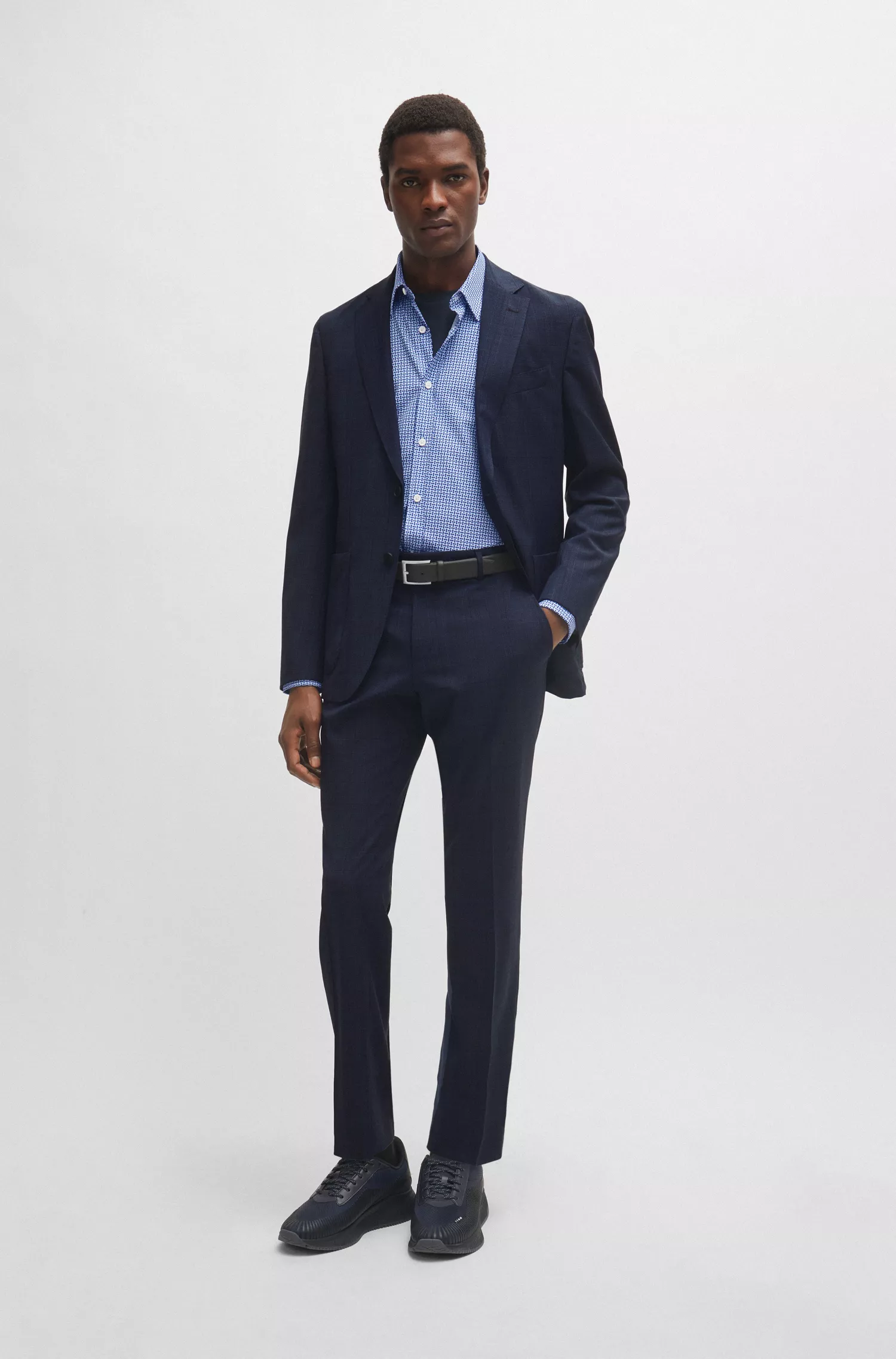 Terno BOSS preto slim fit em lã virgem xadrez.