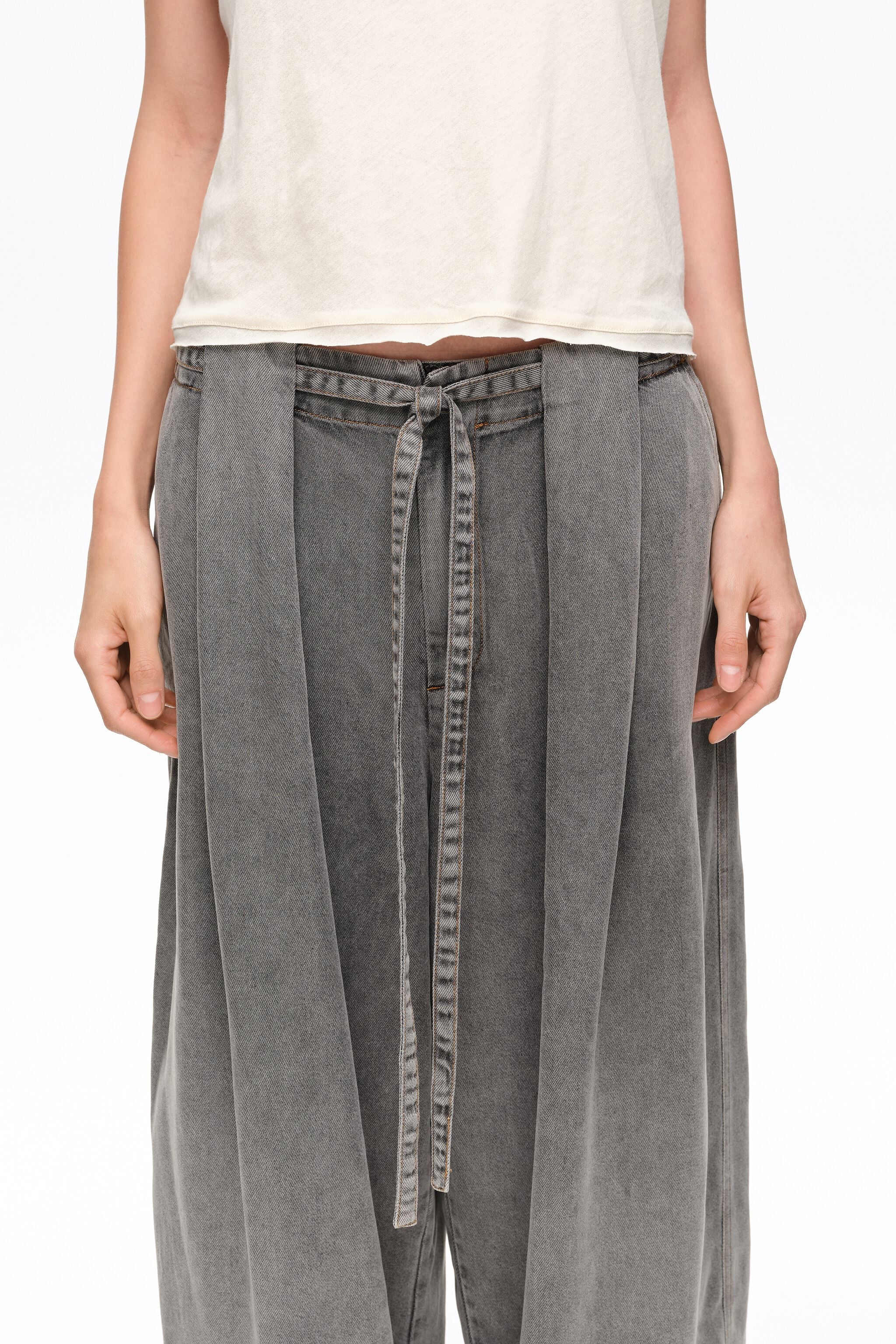 Calça jeans fluida cinza lavada com cinto.