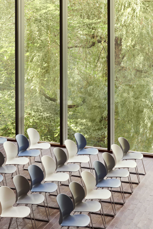 Fritz Hansen NO2 Recycle, NO2-20 stoel verchroomd staal donkerrood