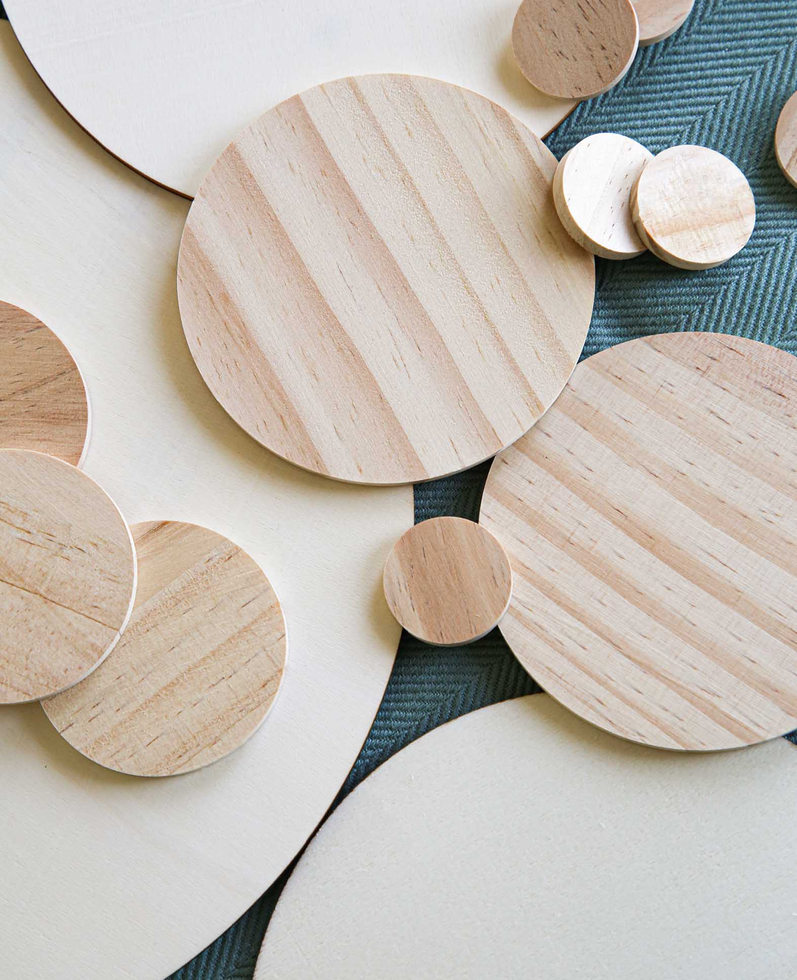 (4er Set) Kieferholz Holzscheiben für DIY / Dekorieren - Braun