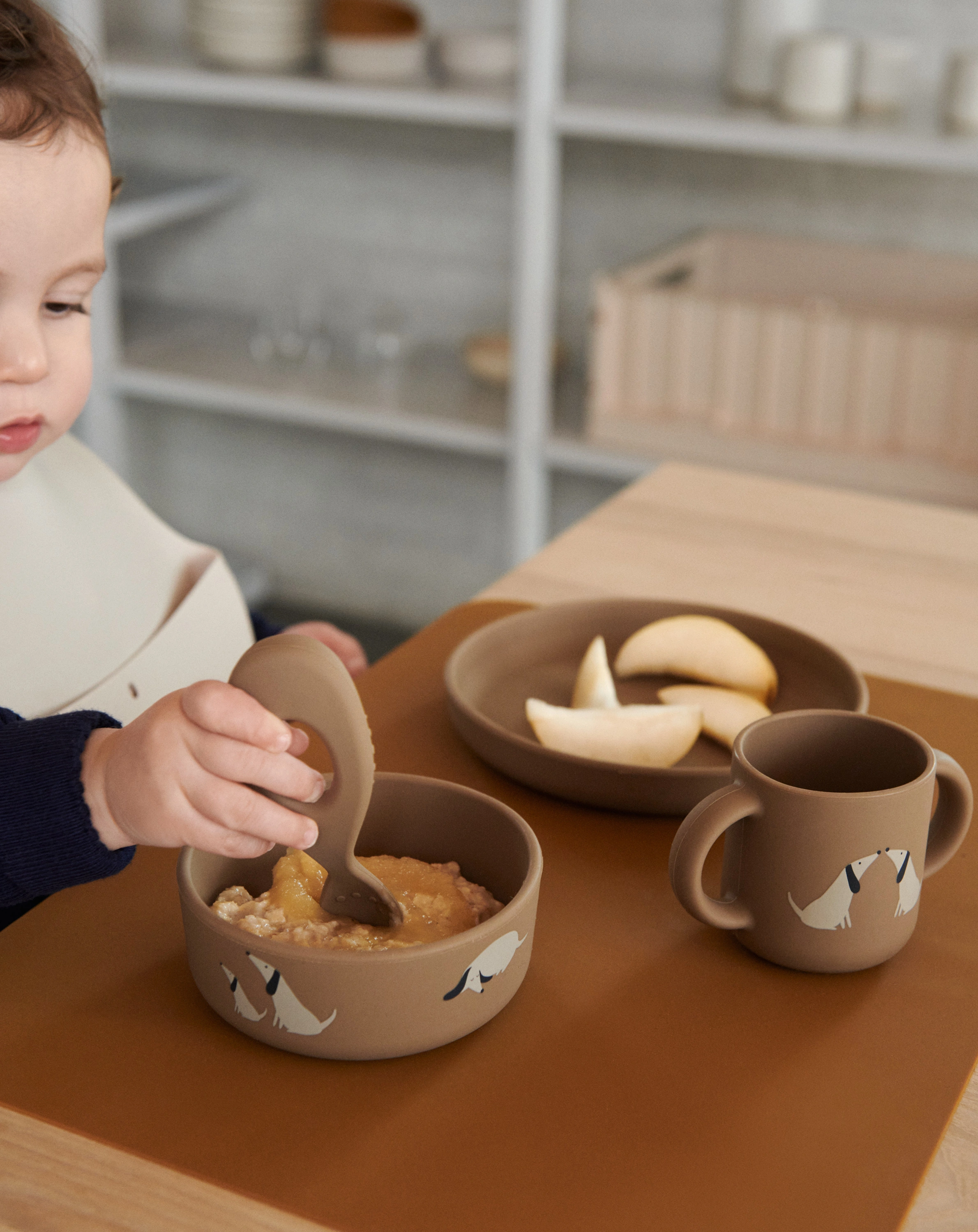 Silikon-Lätzchen EMBER mit Auffangschale 2-teilig in sand