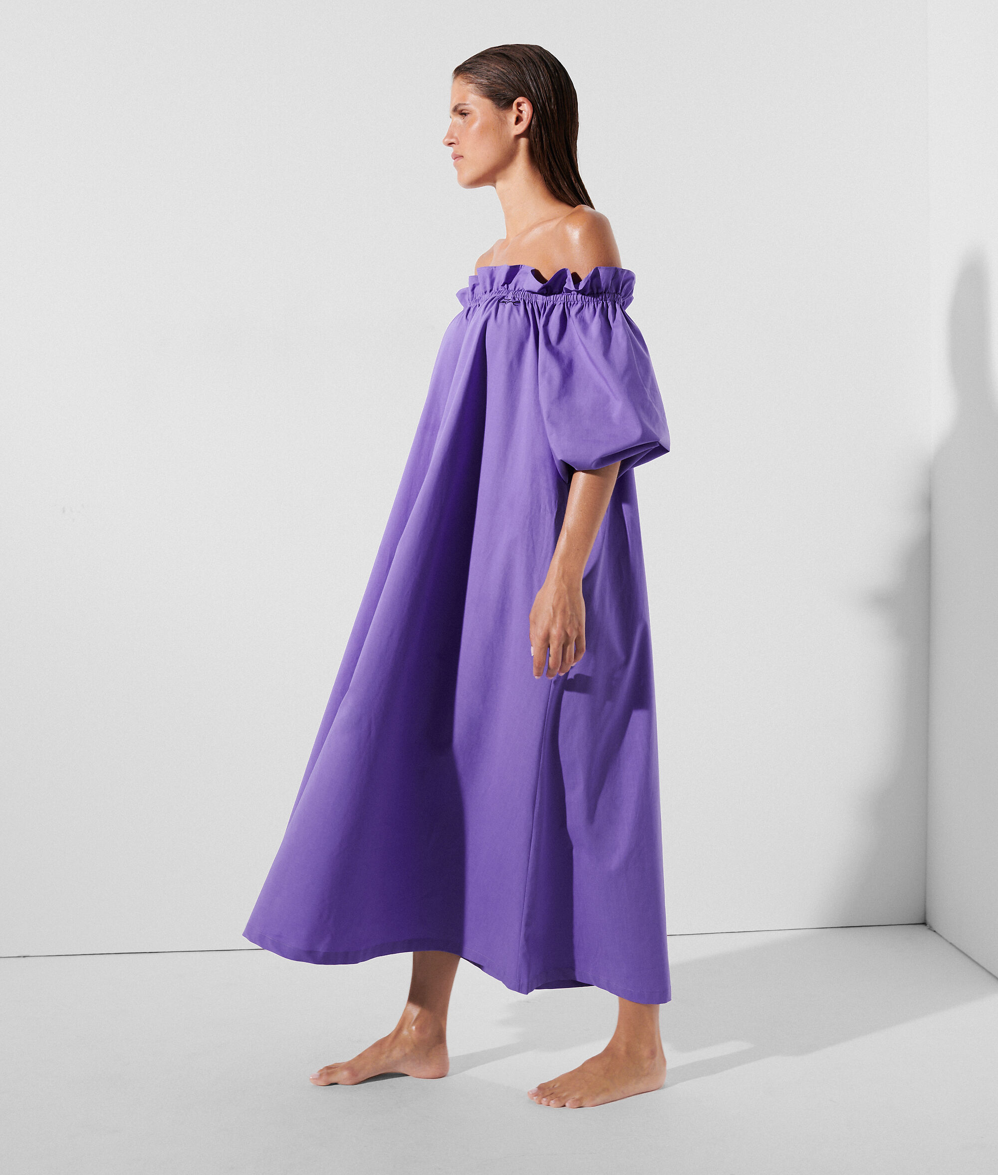 ROBE DE PLAGE AUX ÉPAULES DÉNUDÉES EMBLÉMATIQUE DU STYLE KARL