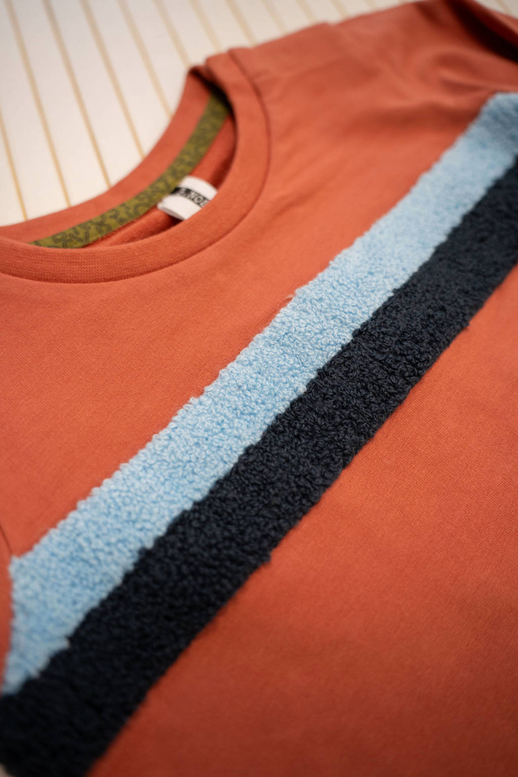 B.Nosy baby sweater Samson met printopdruk en 3D applicatie brique/multicolor