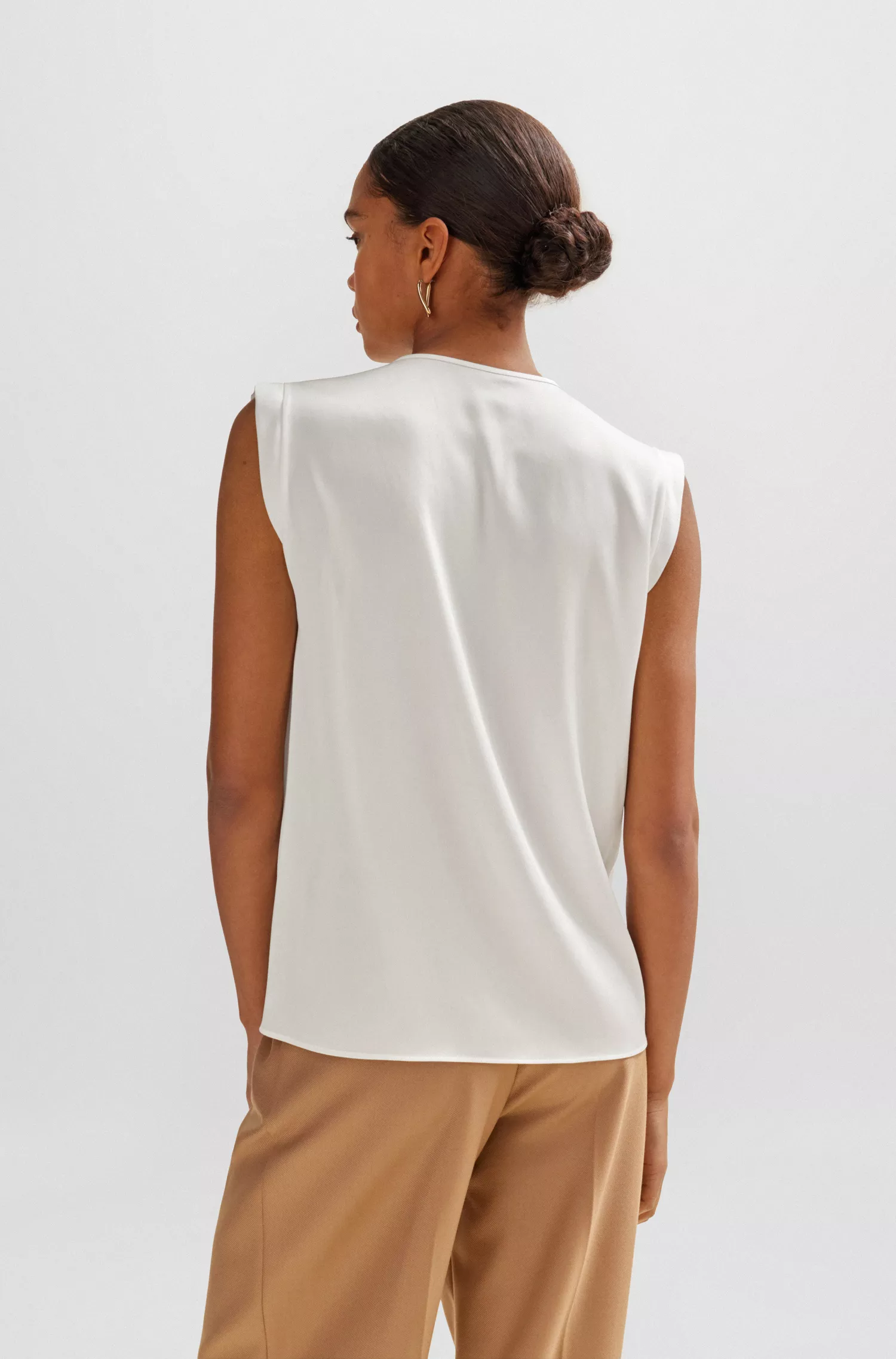 Blusa BOSS preta de corte relaxado em seda elástica.