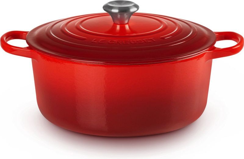 Le Creuset Braadpan Signature Kersenrood – Ø 28 cm / 6,7 Liter – Grote Ronde Gietijzeren Stoofpan – Iconisch Rode Emaille – Voor Gezinsgerechten, Soepen en Langzaam Garen – Geschikt voor Inductie, Oven en Alle Warmtebronnen