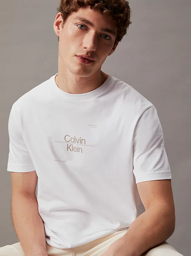 Camiseta com estampa gráfica linear