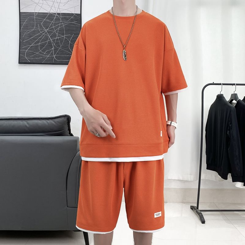 FORSETI - Set: Mock tweedelig T-shirt met korte mouwen, ronde hals en tweekleurige labelapplicatie + shorts met middelhoge taille