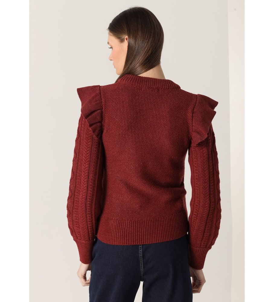 Blusa Lois de malha com gola redonda e babados nos ombros, cor bordô.