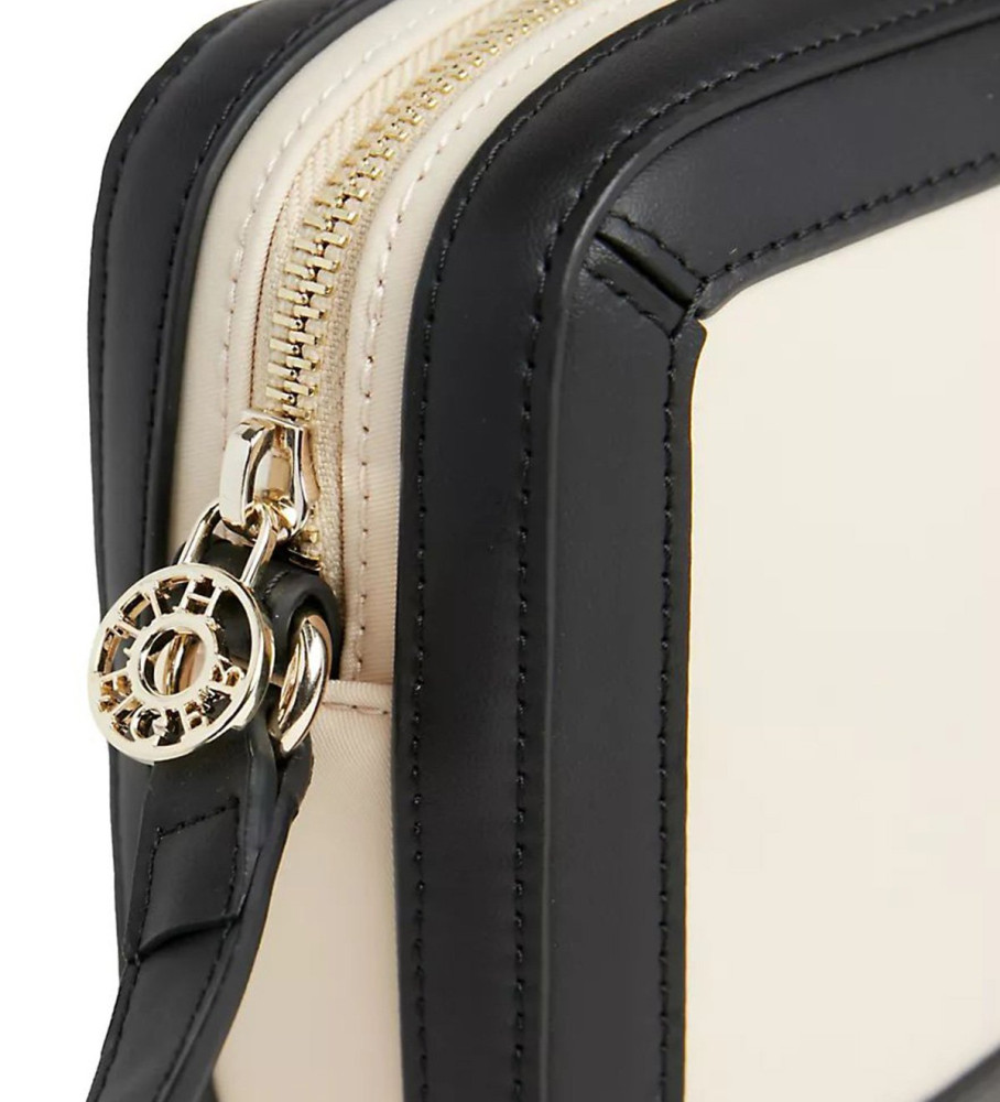Bolsa de ombro Tommy Hilfiger Essential com acabamentos brancos contrastantes.