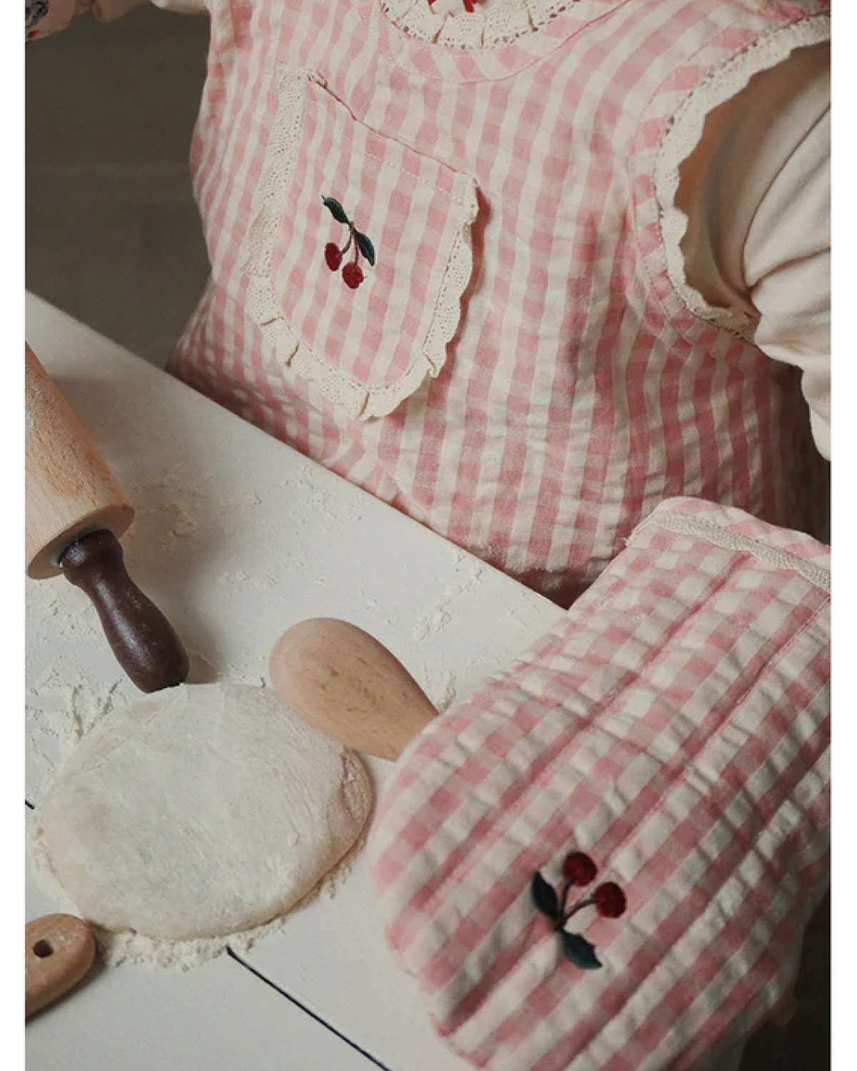 Forkle og Grytevott – Bakeutstyr Barn | Frill Apron Set