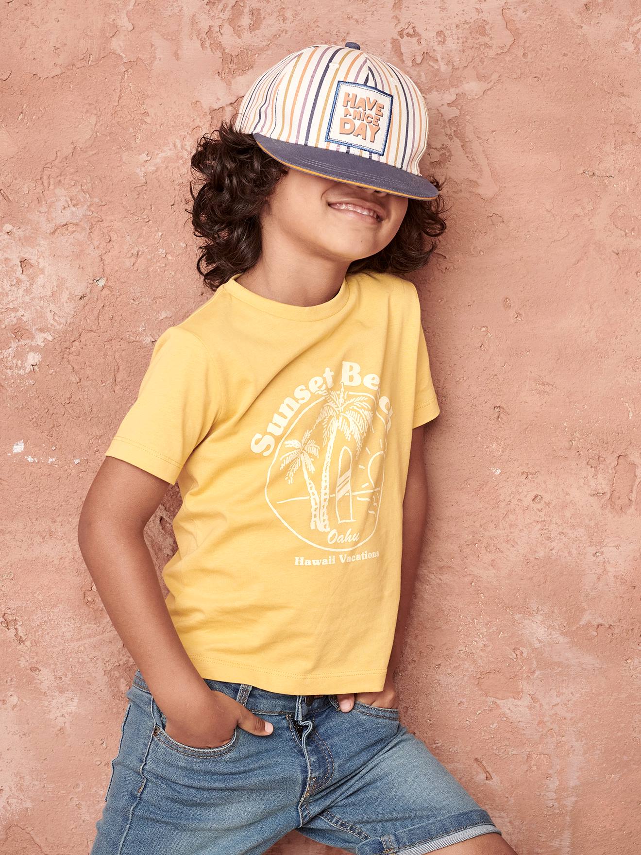 Conjunto com 3 camisetas de manga curta sortidas para meninos, na cor amarela.