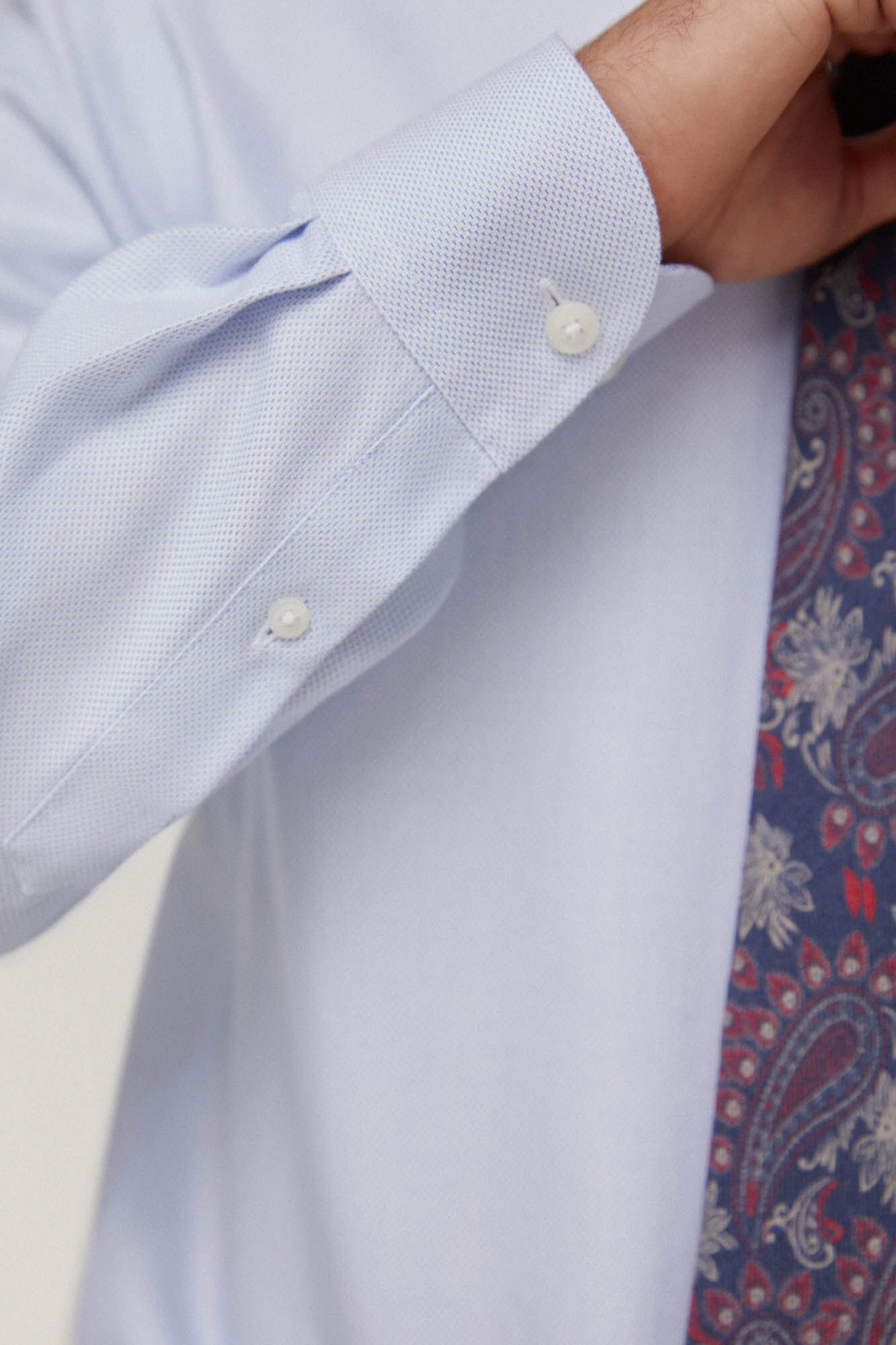 Camisa social, tecido liso, não precisa passar e é resistente a manchas - Azul