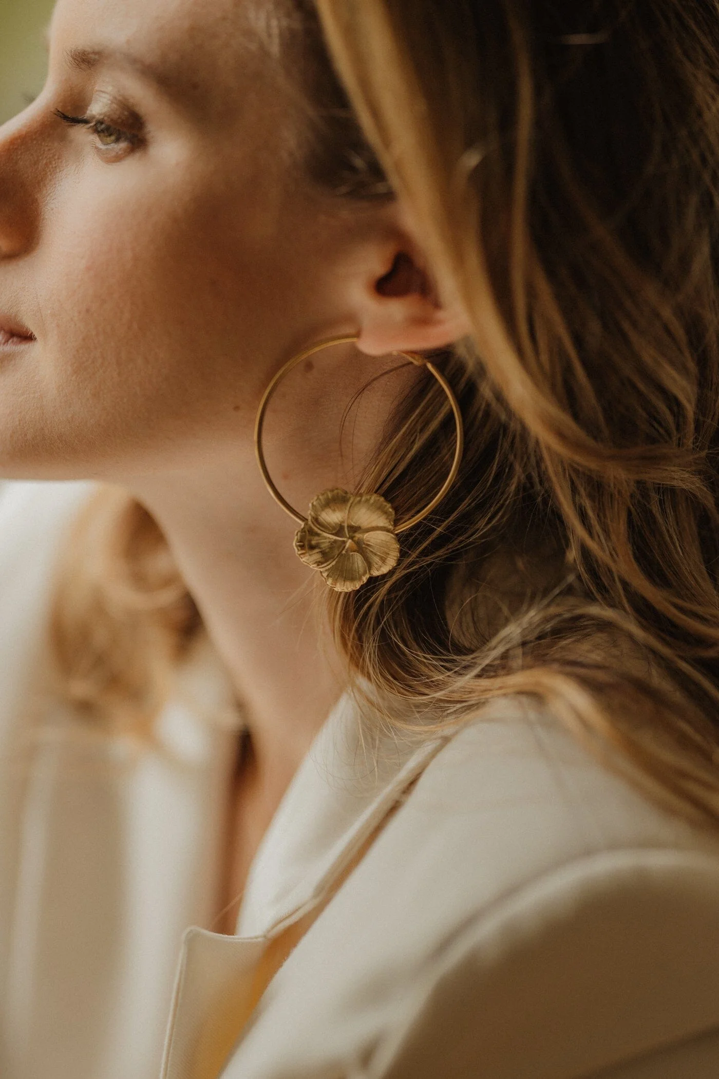 HÉLIOS - Boucles d'oreilles créoles fleurs doré à l'or fin | Doré