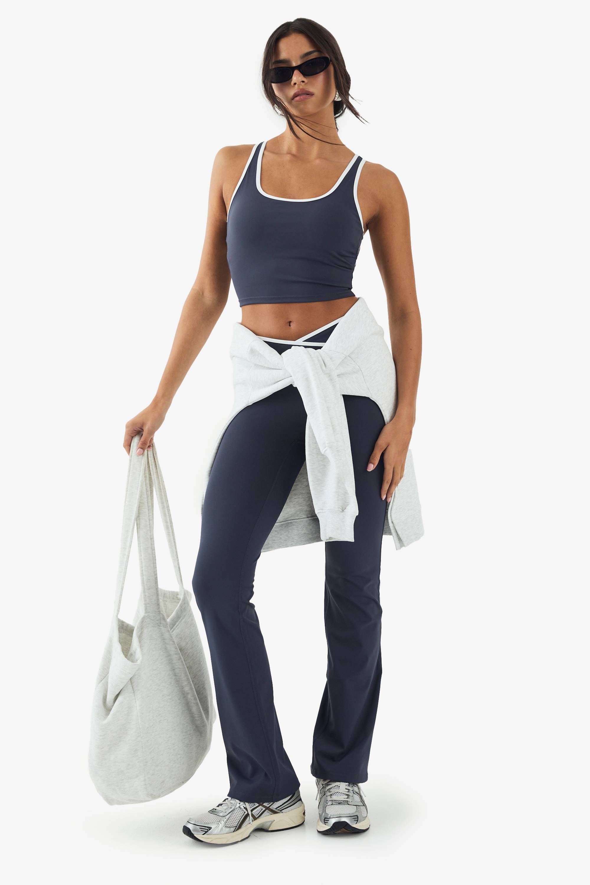 DSGN Studio Ultra Sculpt Legging à taille portefeuille avec garniture contrastée et jambes évasées