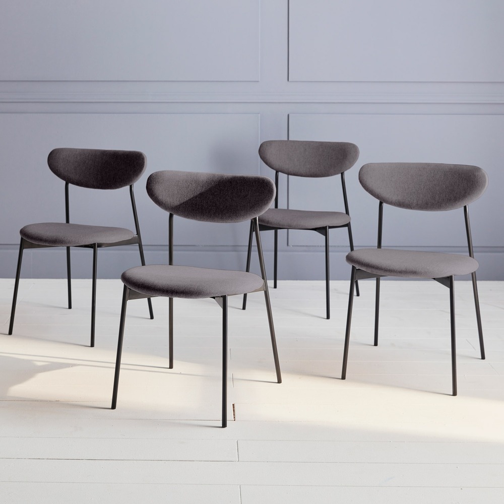 Lot de 4 chaises - arty - scandinaves et vintage. Assise et dossier gris foncé. Pieds en acier