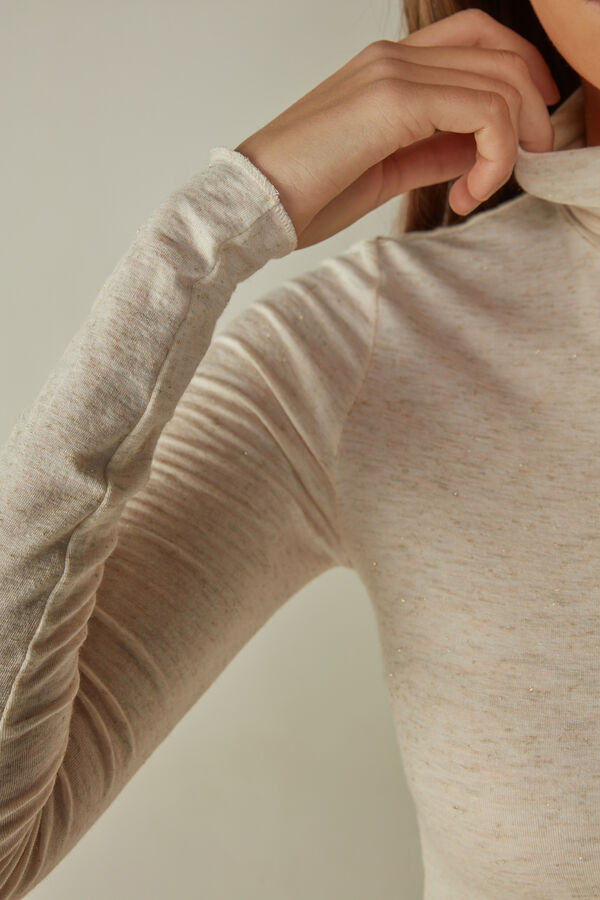 Camiseta leve de gola alta em modal com detalhes em cashmere lamê.