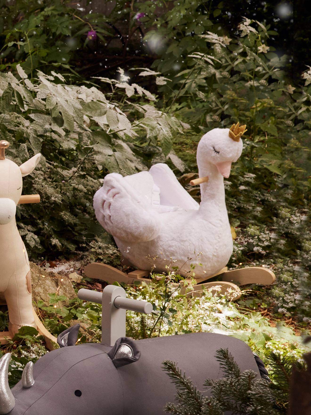 Cisne branco bebê balançando em um balanço