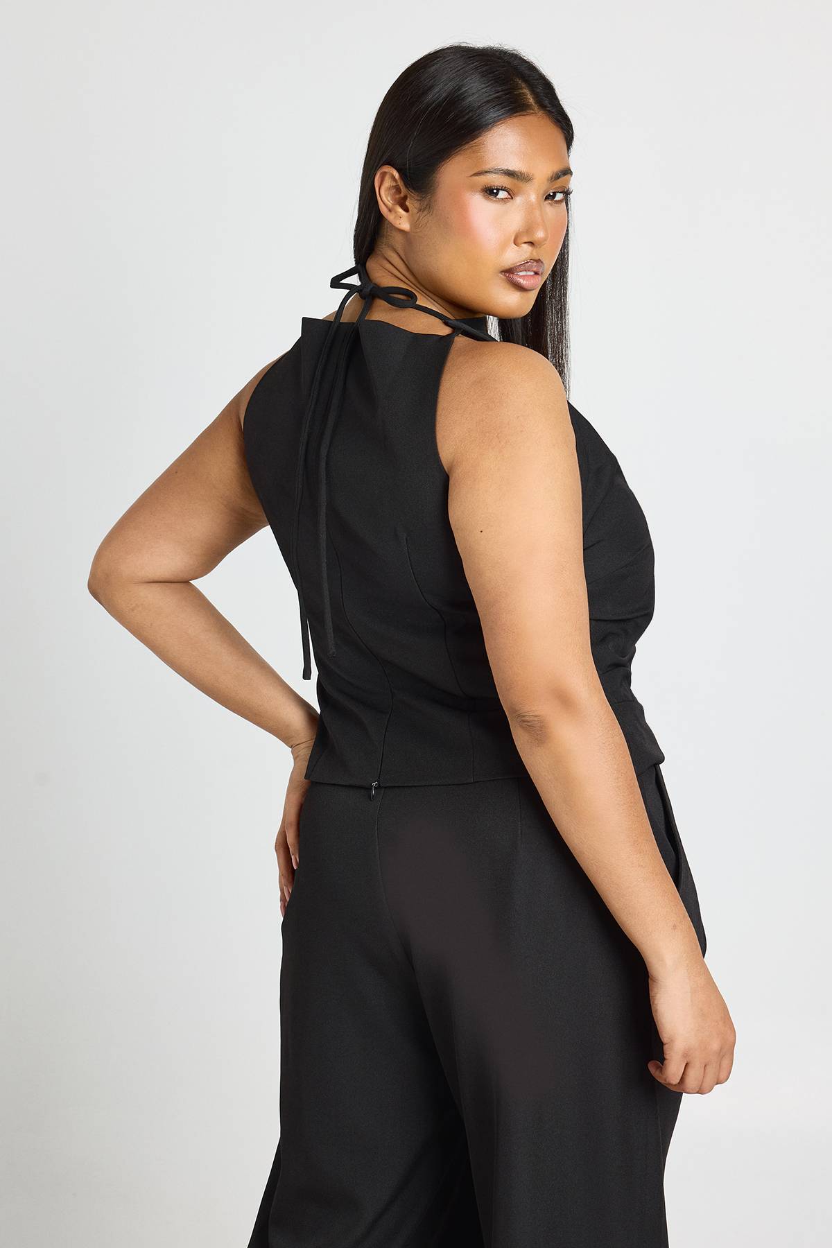 boohoo Haut Plissé Ajusté Grande Taille Avec Détail De Bretelles