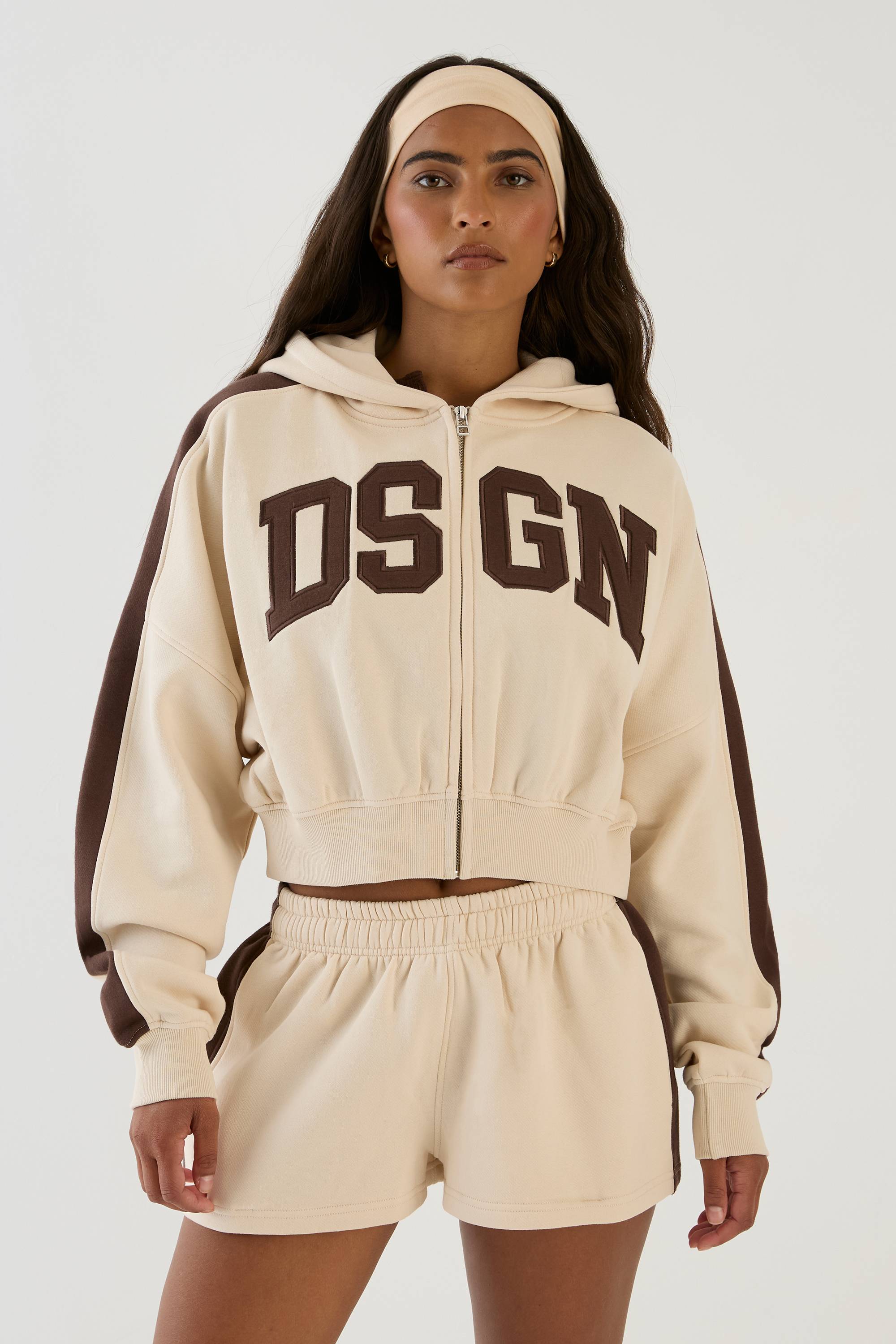 Ensemble De Survêtement Court Boxy Crop À Bandes Latérales Et Fermeture Éclair Dsgn Studio