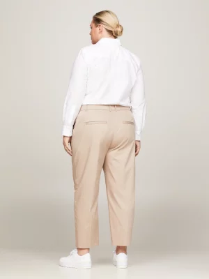Calças chino de corte reto e slim fit com modelagem curva