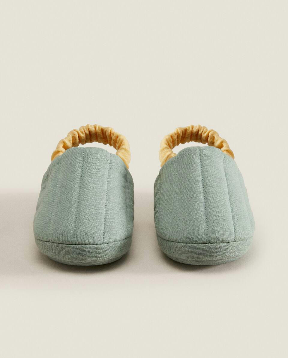 Chinelo de tecido com tira no calcanhar