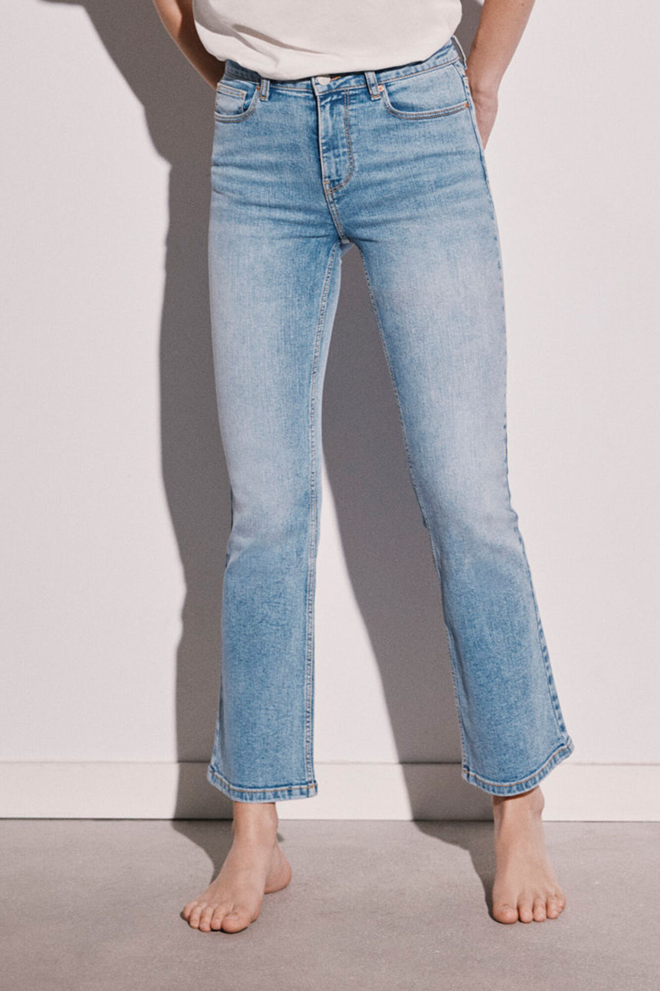 Calça jeans flare com lavagem sustentável