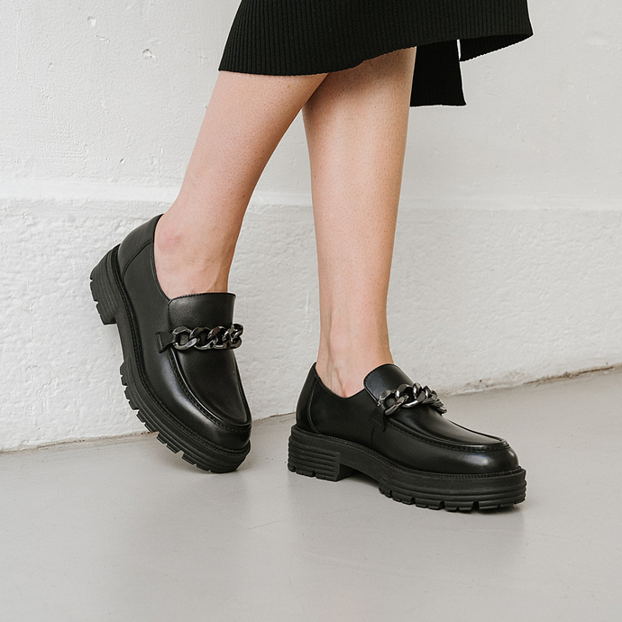 Mocassins à chaines et semelles crantées  en cuir noir