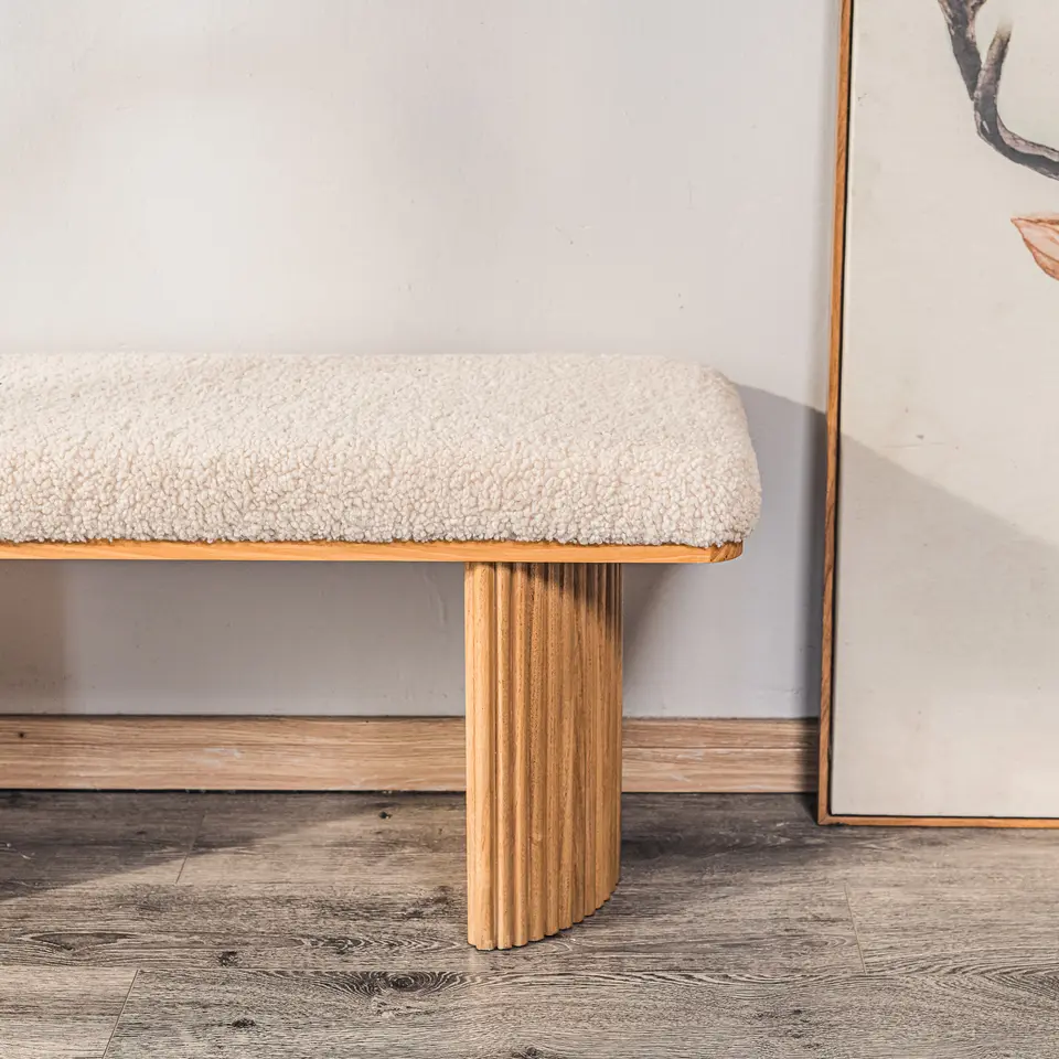 Bank van massief hout en witte lussen