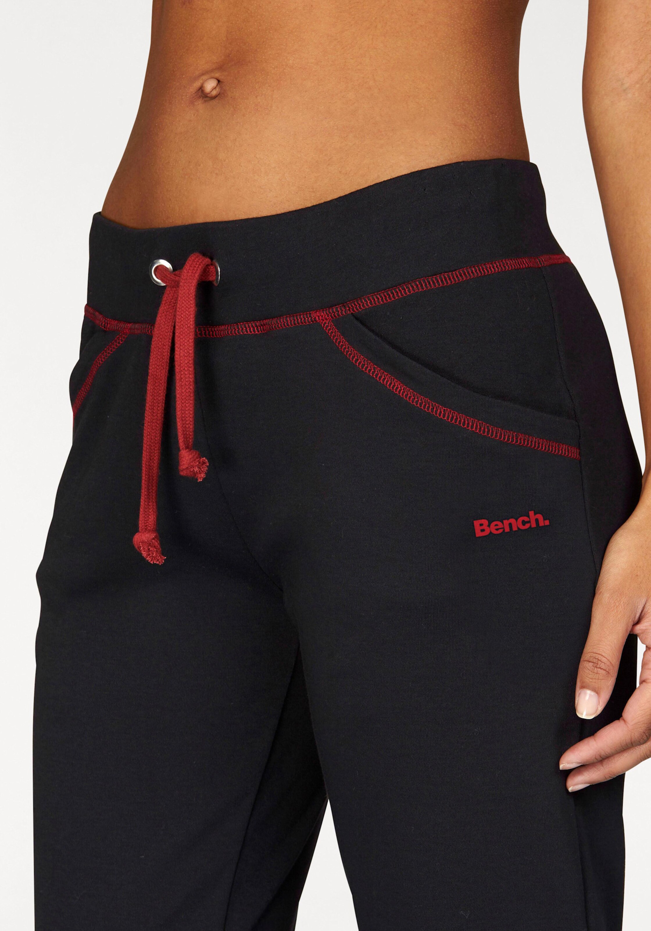 Relaxhose in schwarz-rubinrot