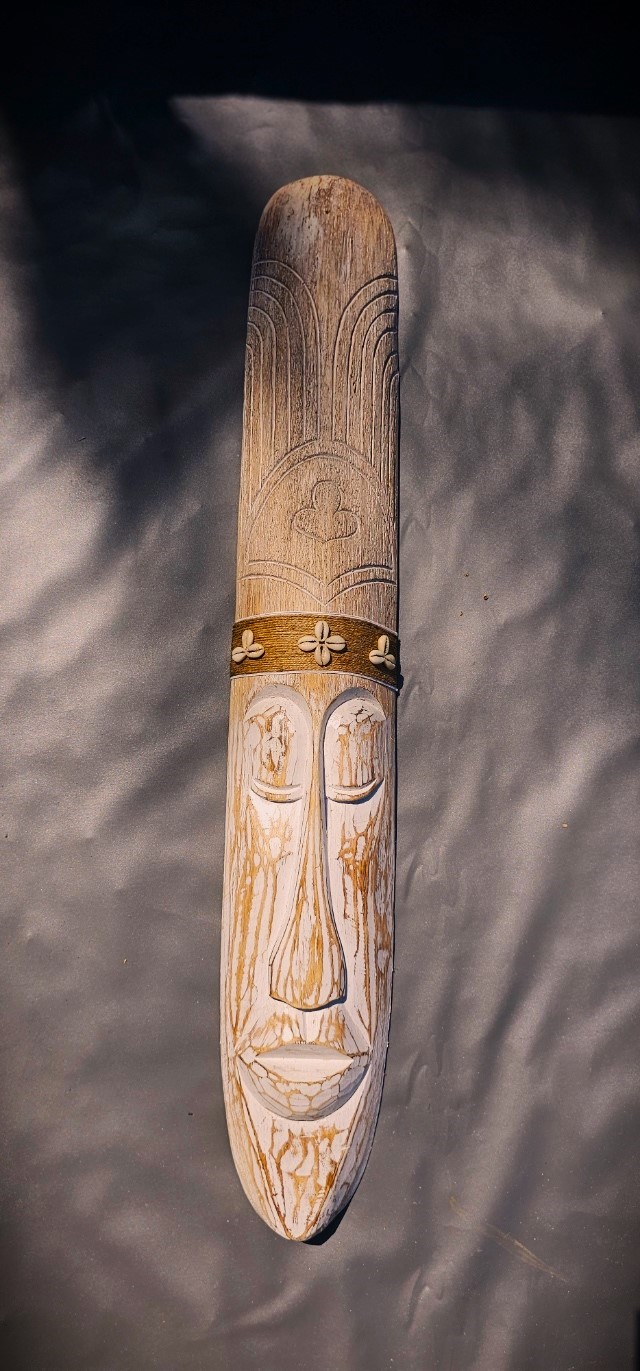 Primitif-Maske mit Muscheln, weiß, natur, H 98 cm, B 15 cm, L 6 cm von fischer's lagerhaus