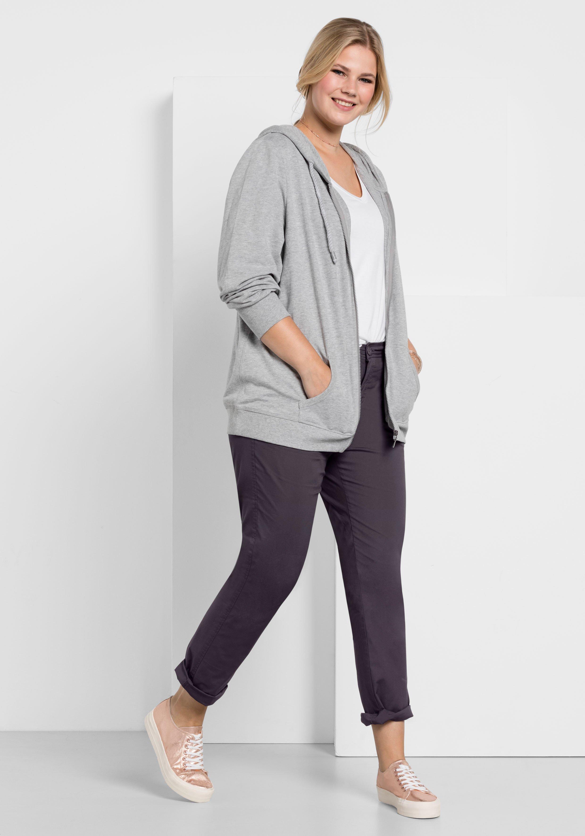 Schmal zulaufende Chinohose mit Bundfalten
