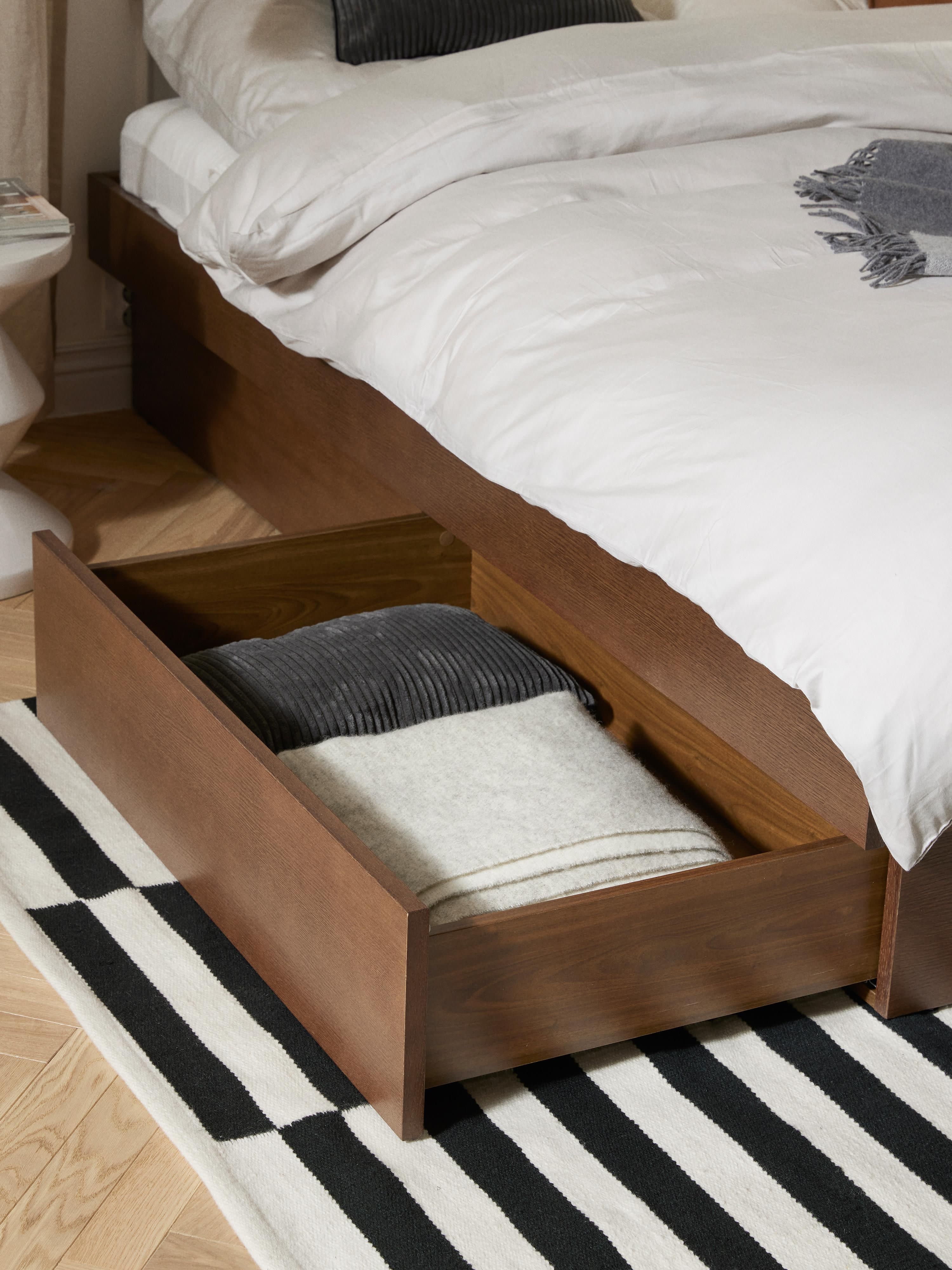 Houten bed Sato met lades