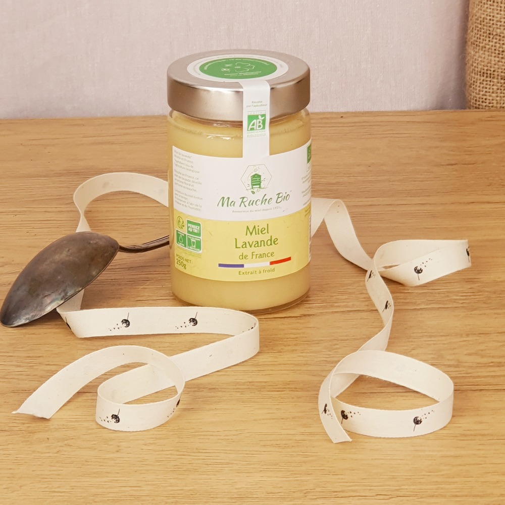 Coffret d'une plante de lavande, symbole de douceur et zénitude, avec son miel de lavande bio