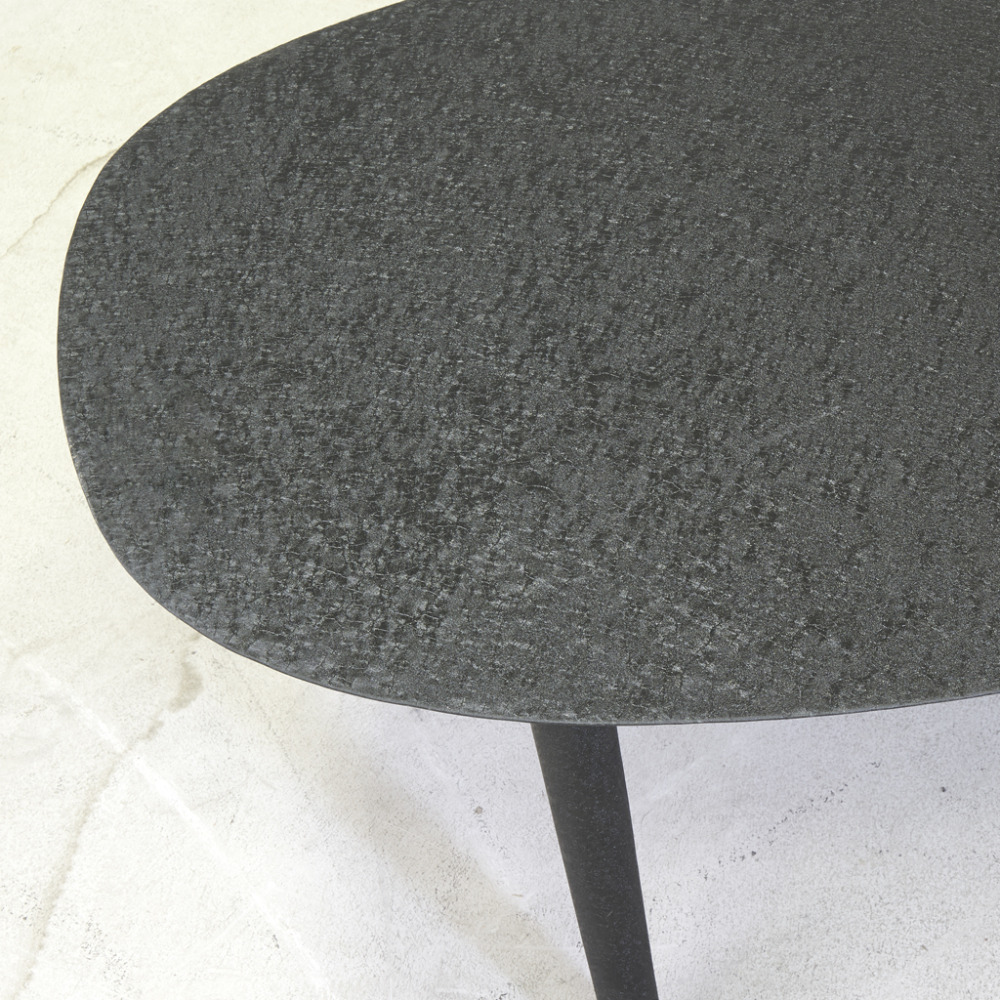 Table basse ovale en métal texturé noir