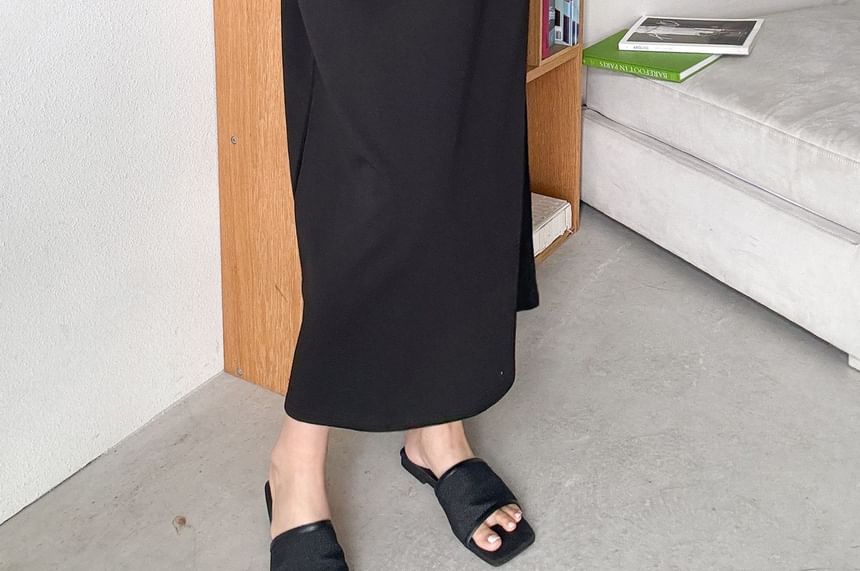 Chubby Girl - effen geplooide losse midi-jurk met pofmouwen