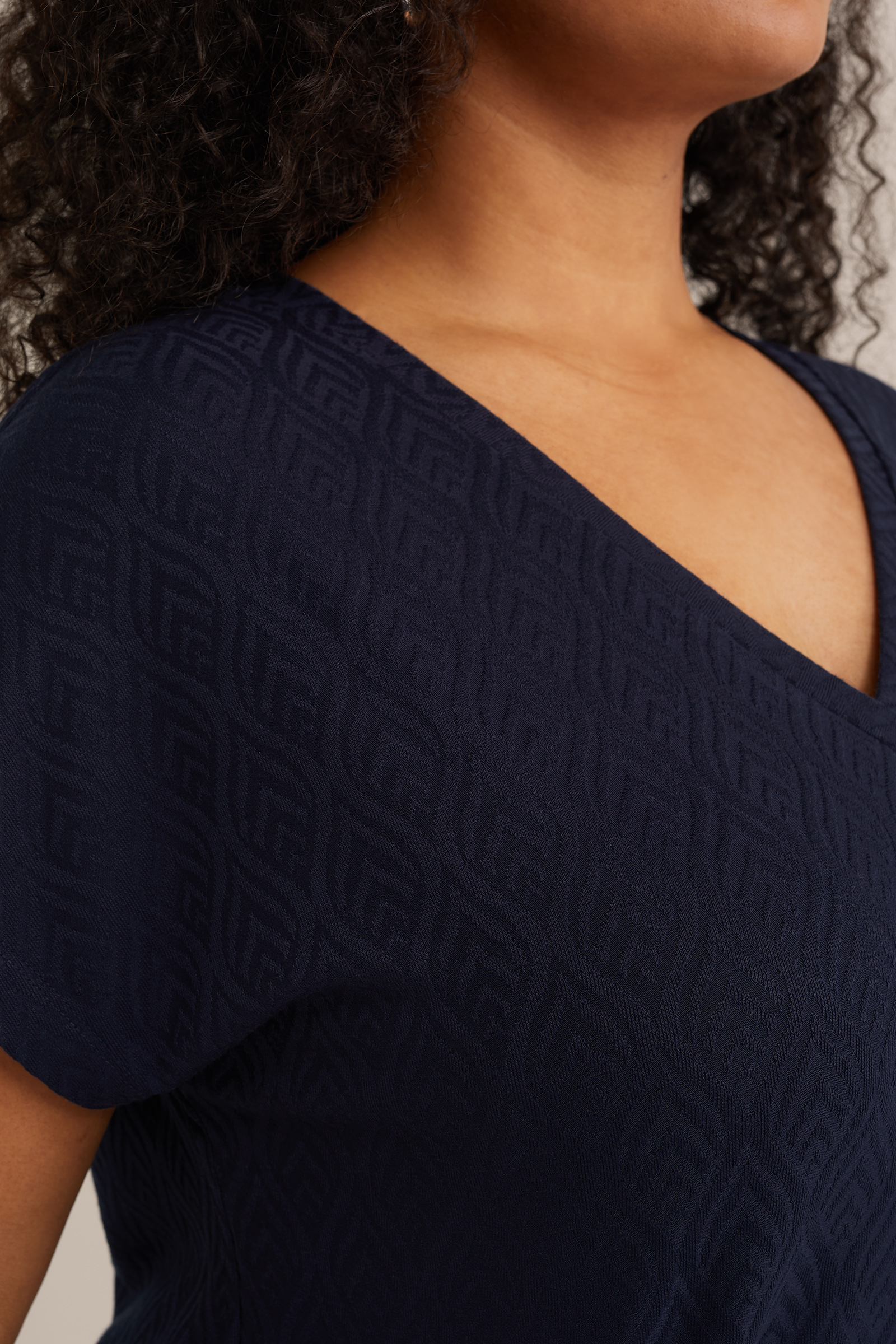 T-shirt met jacquard-dessin - Curve WE Fashion Donkerblauw