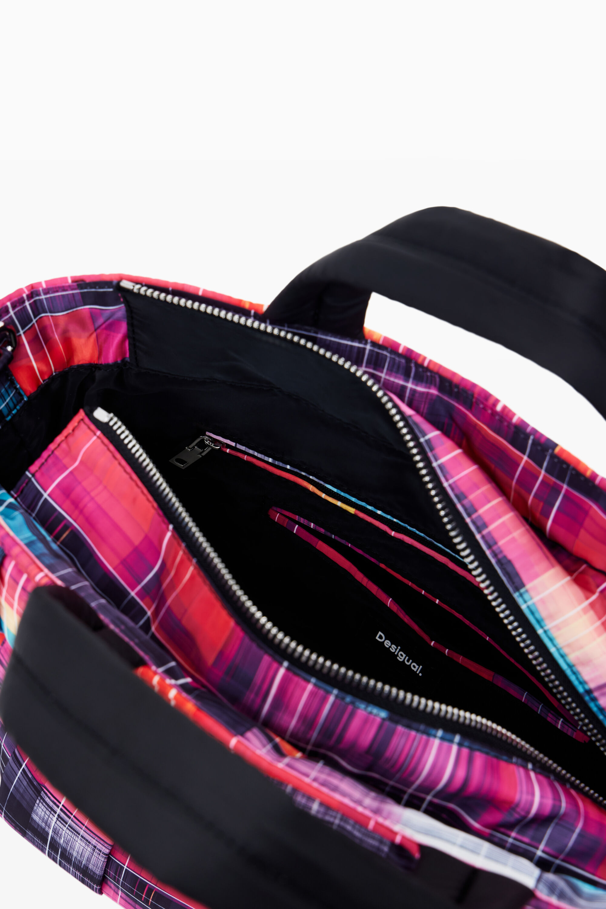 Bolsa artística de nylon com alças multiposicionais.