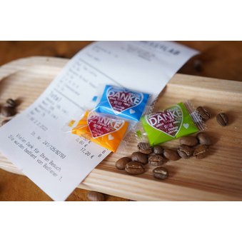 Bonbon en coeur, dans un présentoir en carton