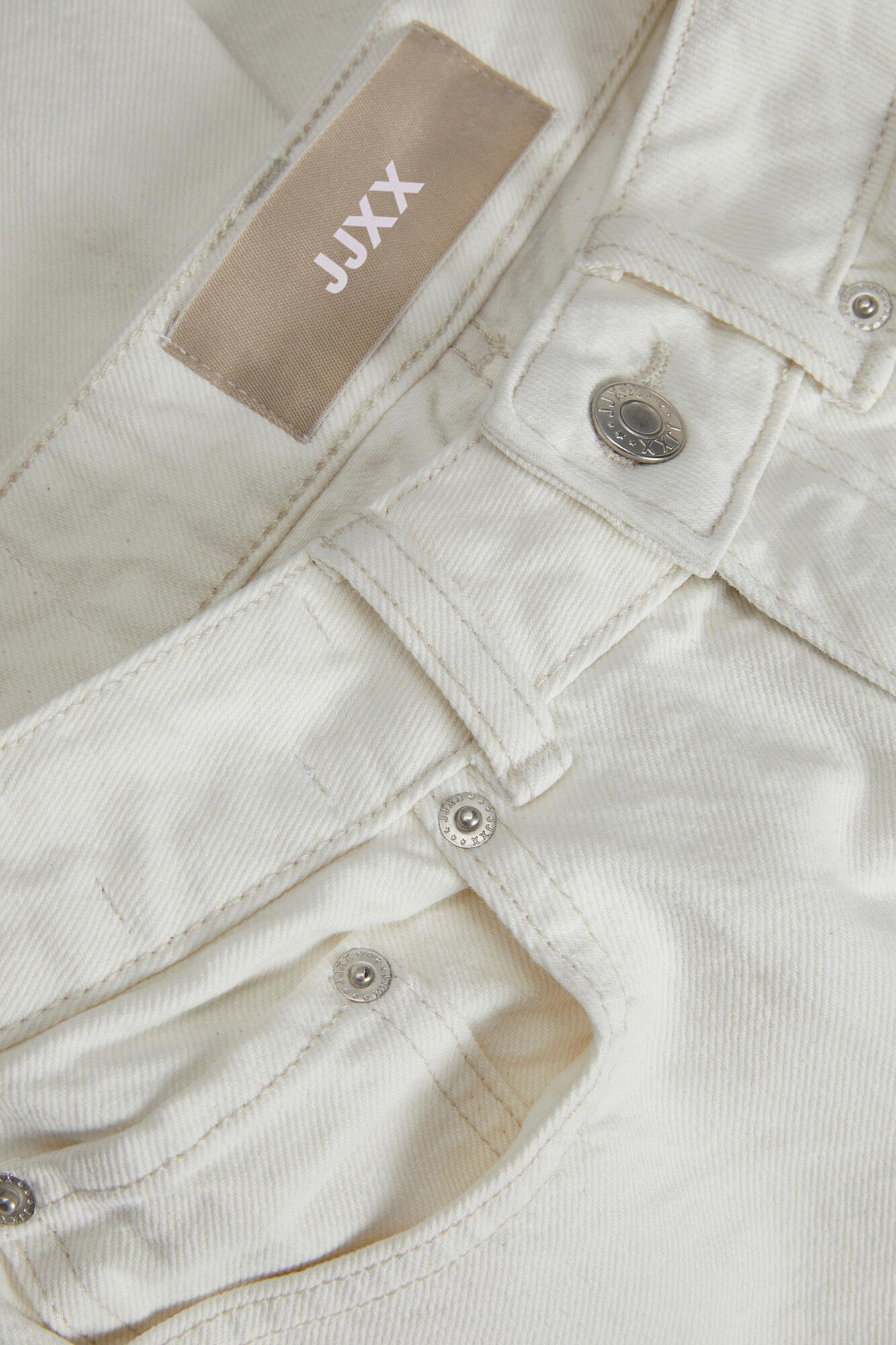calça jeans branca estilo mom fit