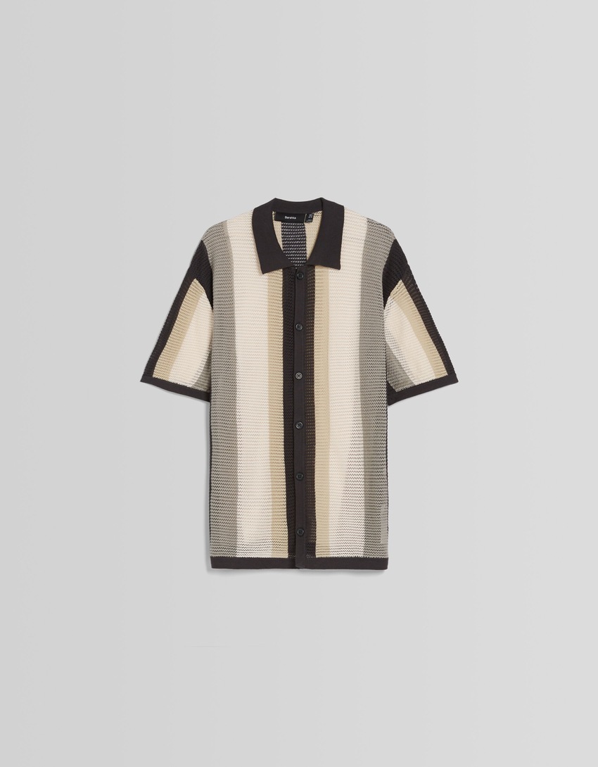 Camisa listrada de manga curta com detalhes vazados