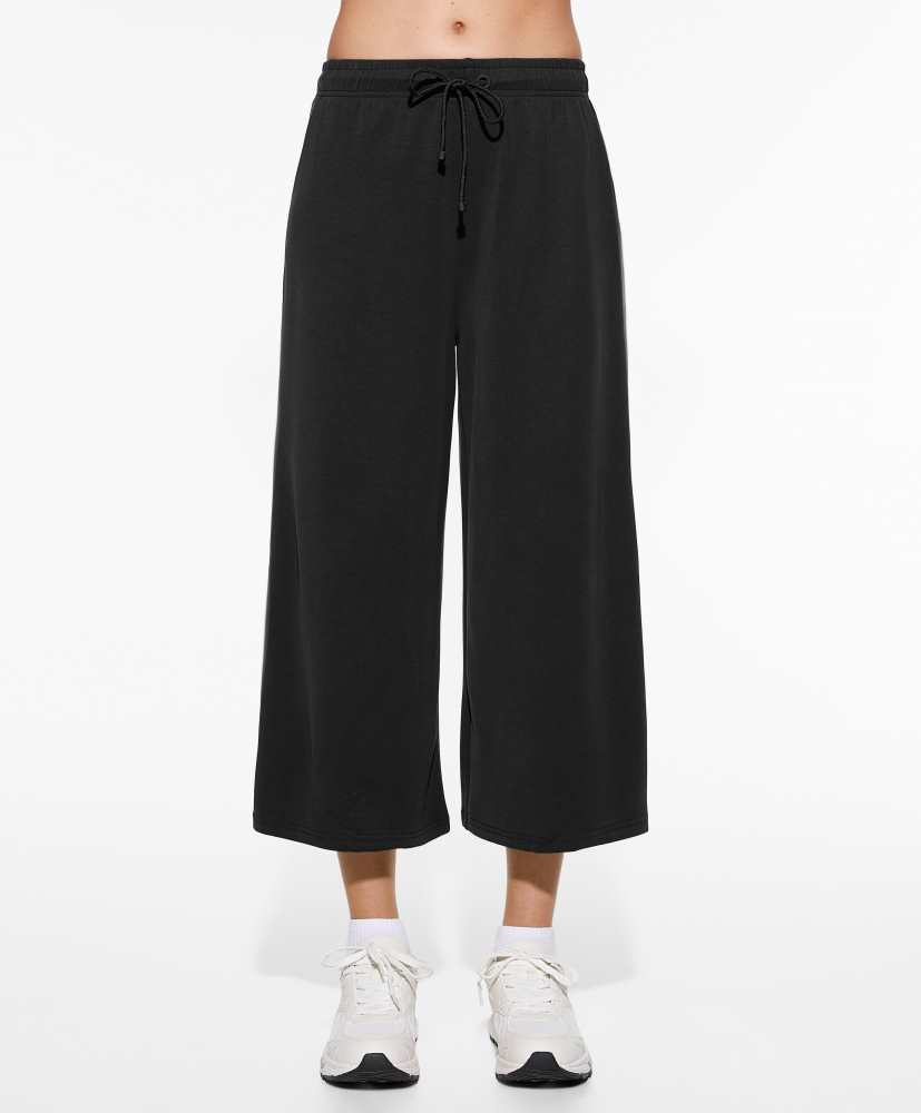 Calça cropped de pernas largas em modal macio ao toque