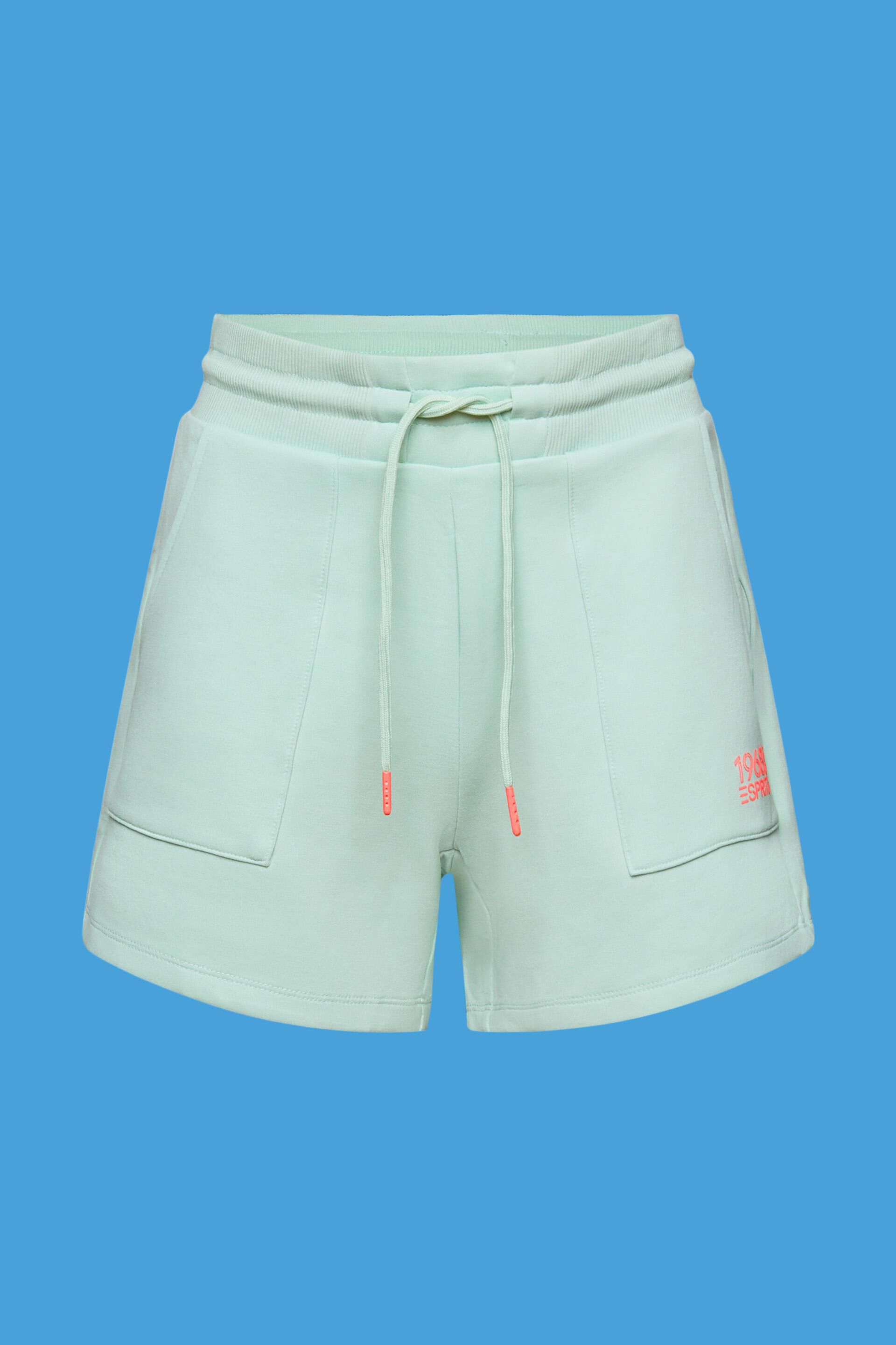 En matière recyclée le short de sport en molleton
