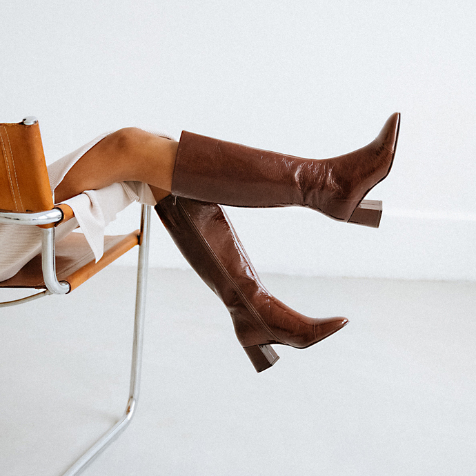 Bottes à talons et bouts pointus  en cuir brillant marron
