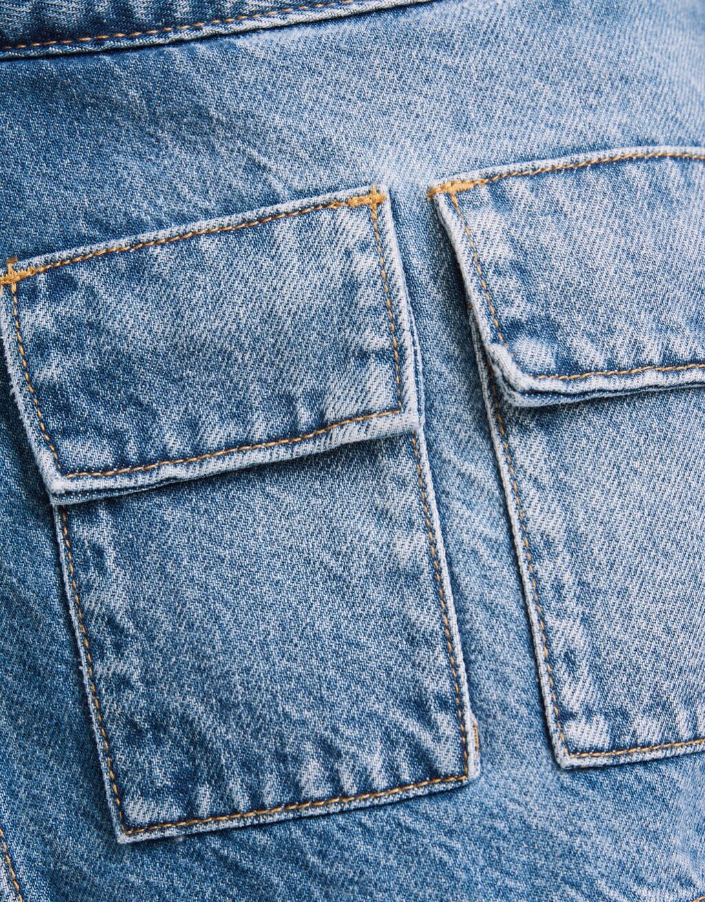 Calça jeans de perna larga com detalhe na cintura