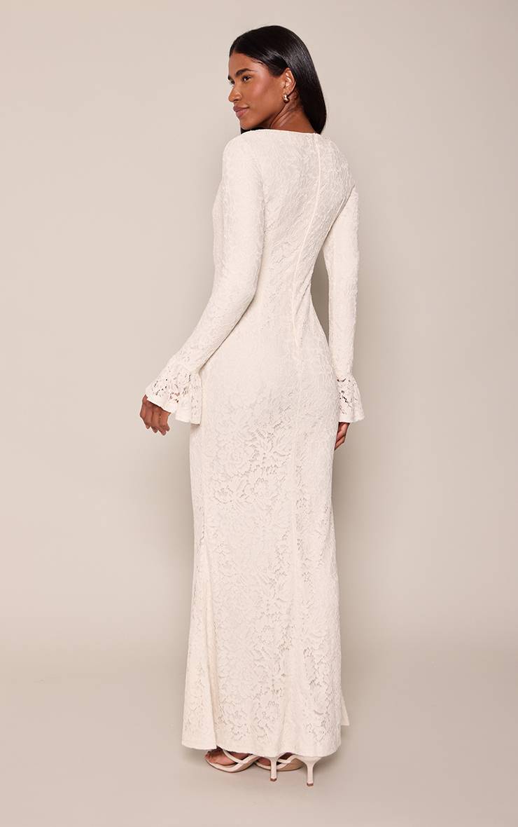 Crème Robe Longue Évasée En Dentelle Avec Découpe Au Décolleté Et Manches Longues Évasées