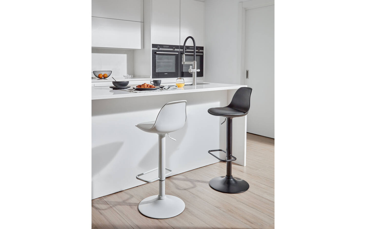 Kave Home - Orlando-T barkruk wit kunstleer en mat wit staal 60-82 cm