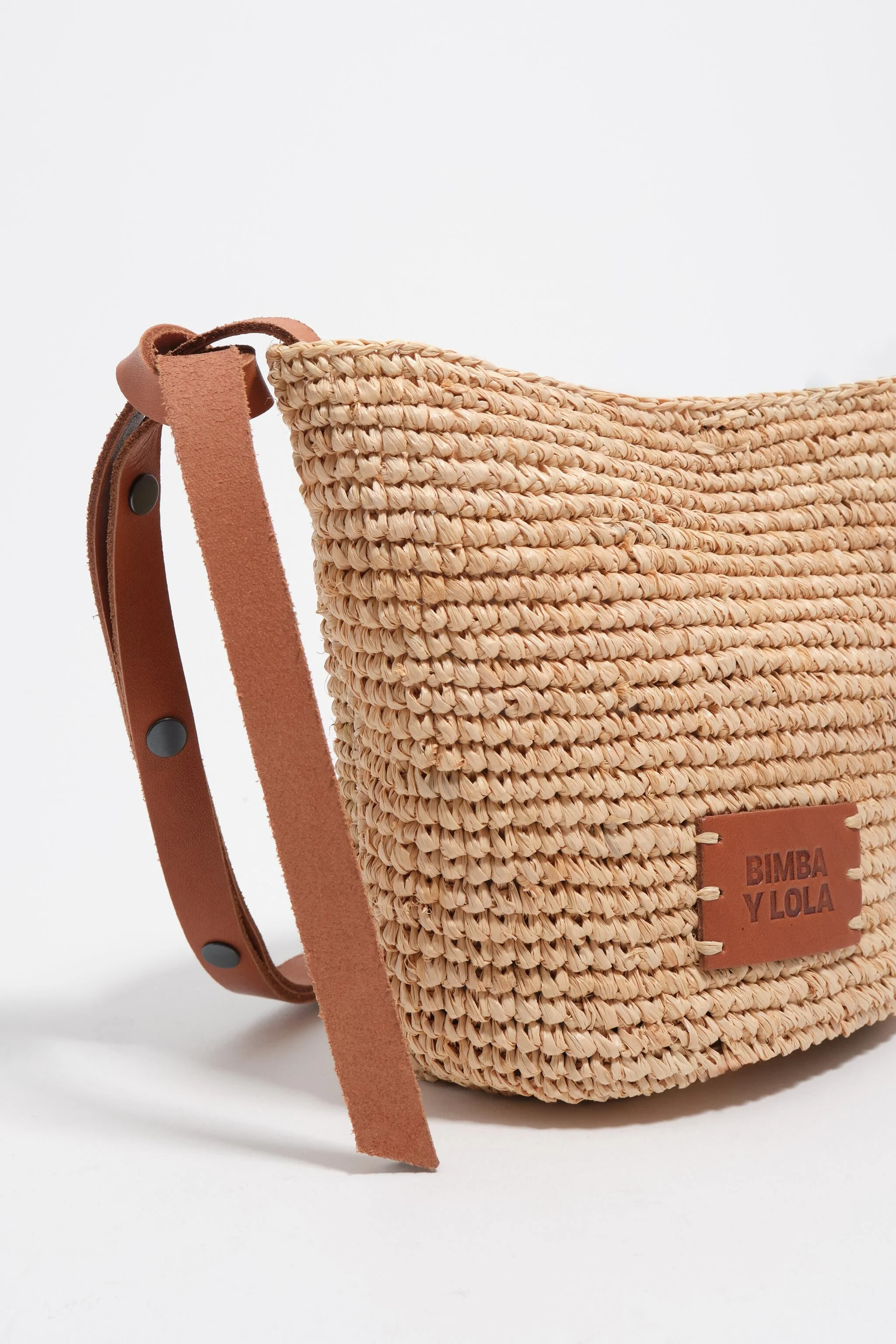 Bolsa pequena trançada de ráfia natural