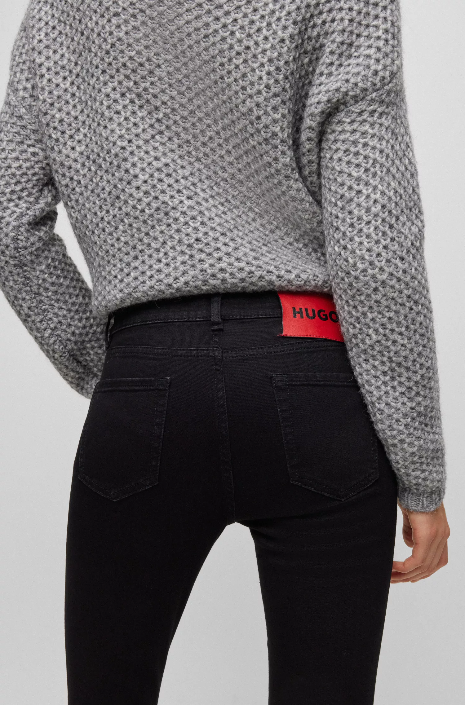 Calça jeans HUGO vermelha, extra slim fit, em denim preto com elasticidade confortável.